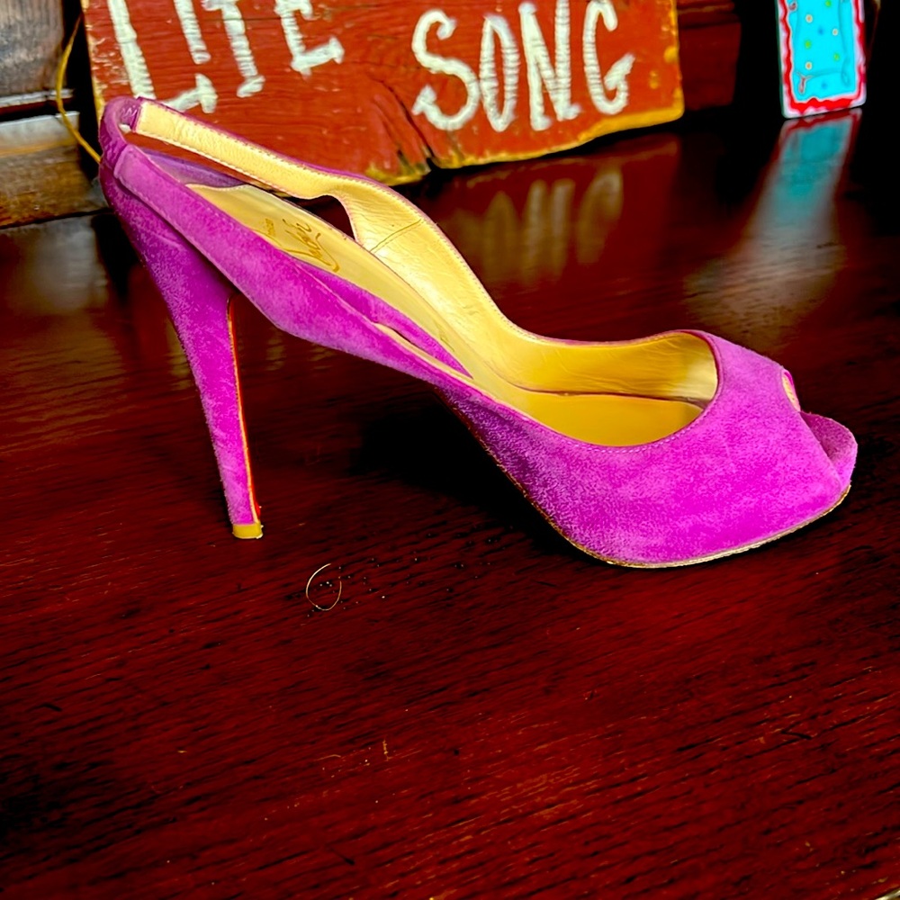 Fuschia sling back Louboutin platforms. Size 39.5